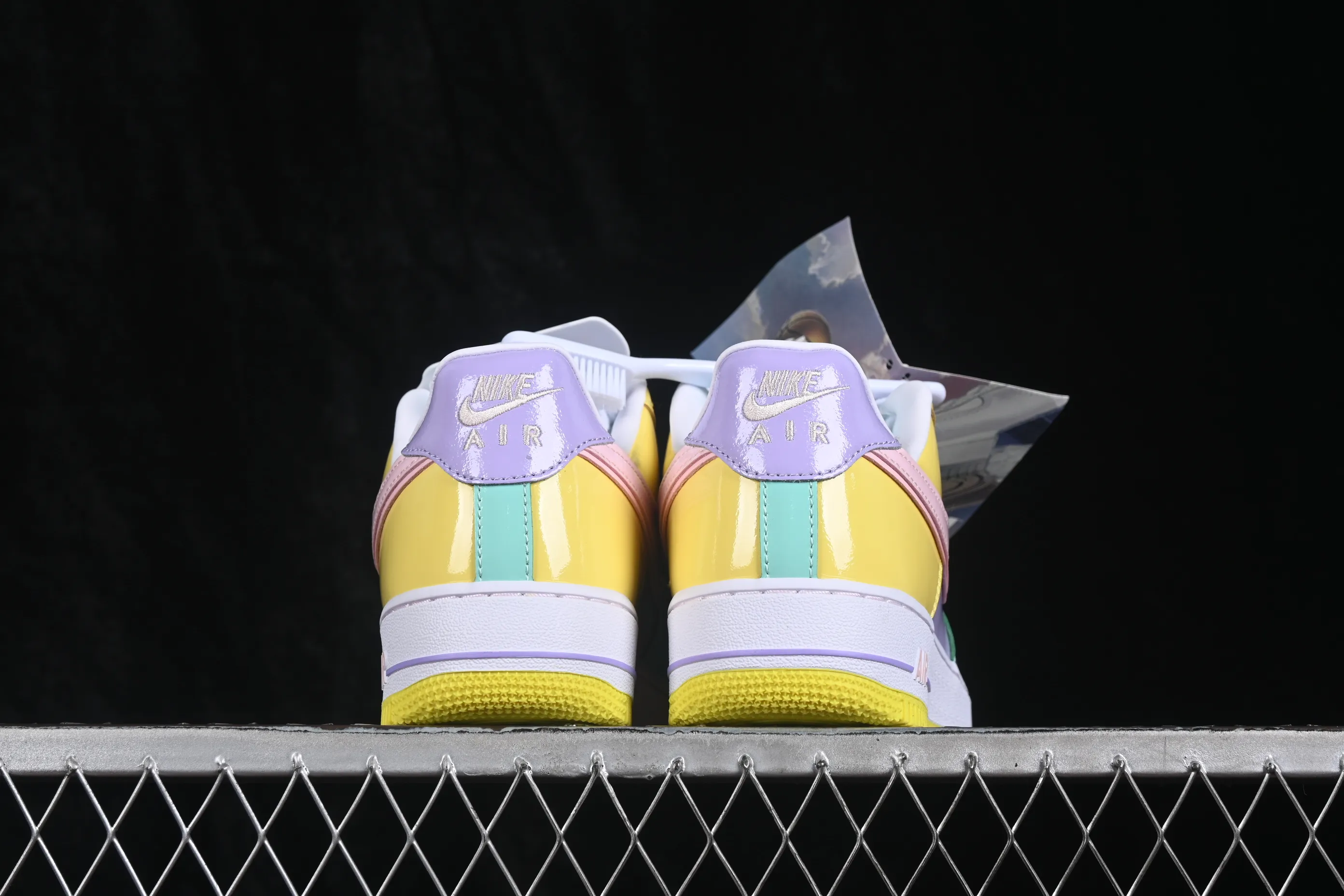 All categories Nk Air Force 1 Air Force series Nk Air Force 1 Low Air Force low-top Nike Air Force 1'07 Low patent leather color matching Air Force 1 low-top casual sneakers IQ9706-701